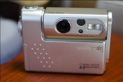 SONY DSC-F77