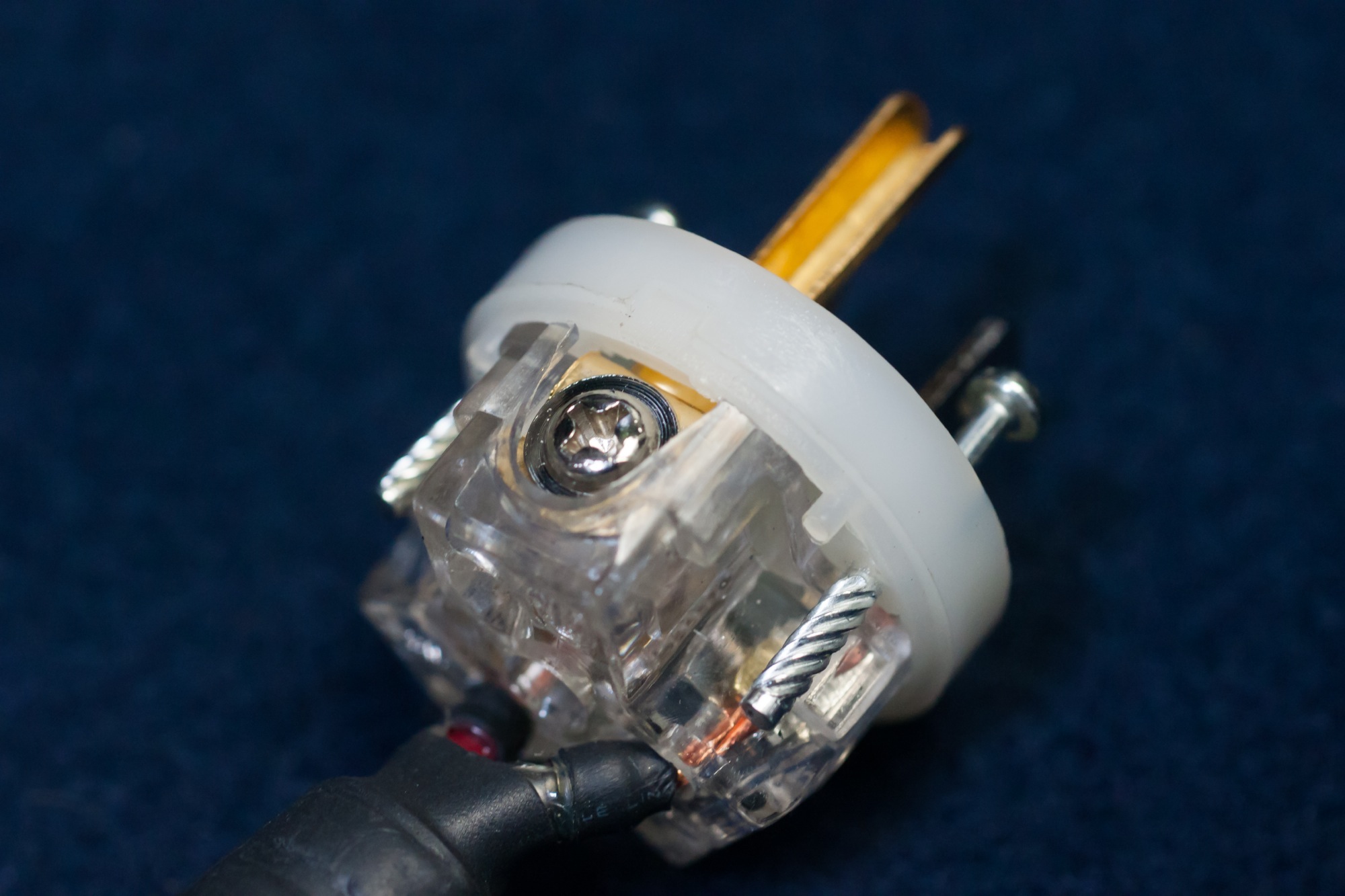 HUBBELL HBL8215C | MacBSの日常生活的日記